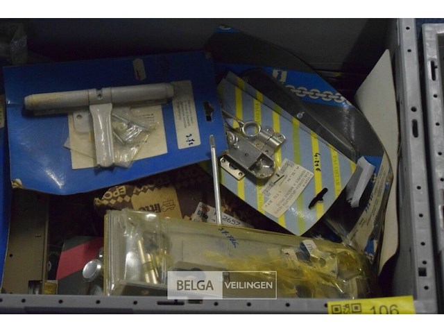 Inhoud bakken messing scharnieren, deurslote, stopcontacten - afbeelding 4 van  4