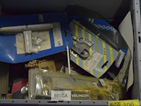 Inhoud bakken messing scharnieren, deurslote, stopcontacten - afbeelding 4 van  4