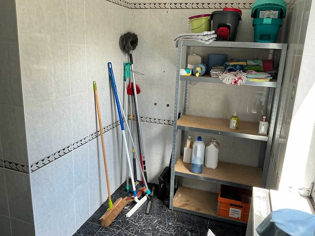 Inhoud berging - afbeelding 1 van  10