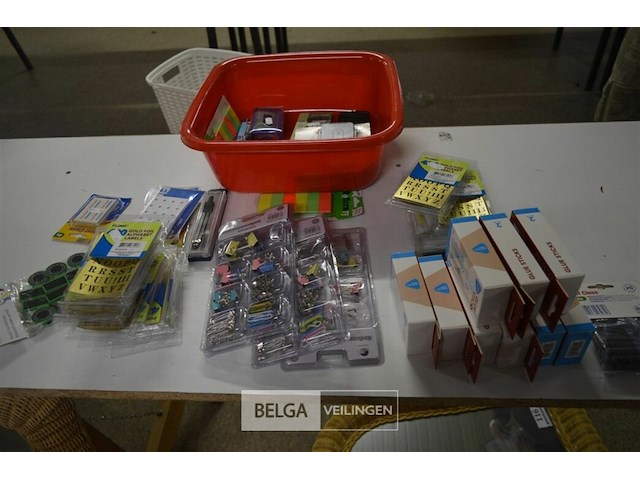 Inhoud box partij div. schoolartikelen - afbeelding 1 van  6