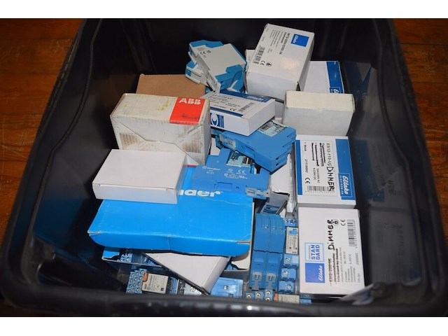 Inhoud box zekeringen en diverse - afbeelding 1 van  5