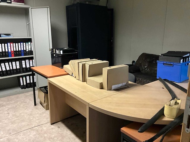 Inhoud bureau op eerste verdiep - afbeelding 1 van  5