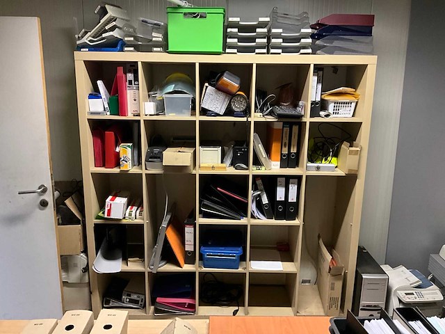 Inhoud bureau op eerste verdiep - afbeelding 2 van  5