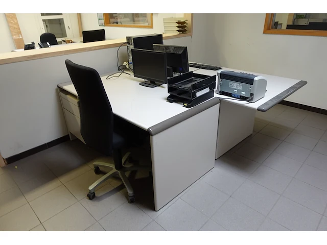 Inhoud bureau - afbeelding 3 van  10