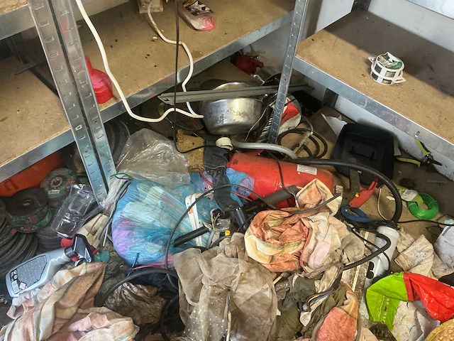 Inhoud container buiten - afbeelding 10 van  21