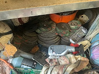 Inhoud container buiten - afbeelding 11 van  21