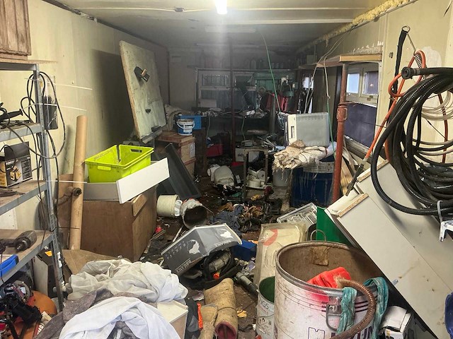 Inhoud container buiten - afbeelding 1 van  21