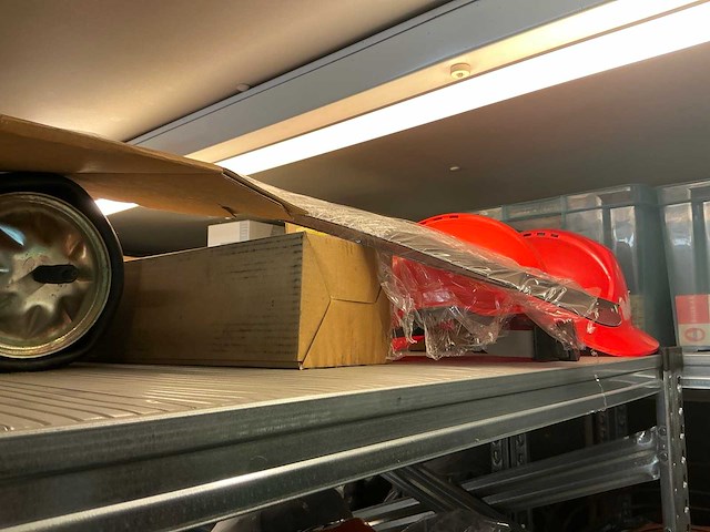 Inhoud container links - afbeelding 7 van  38