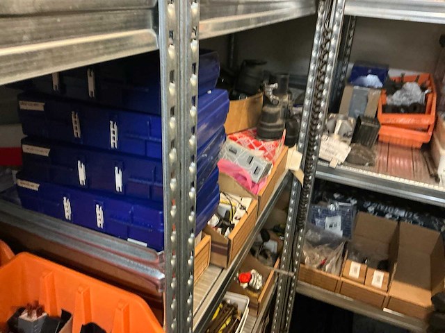 Inhoud container links - afbeelding 26 van  38