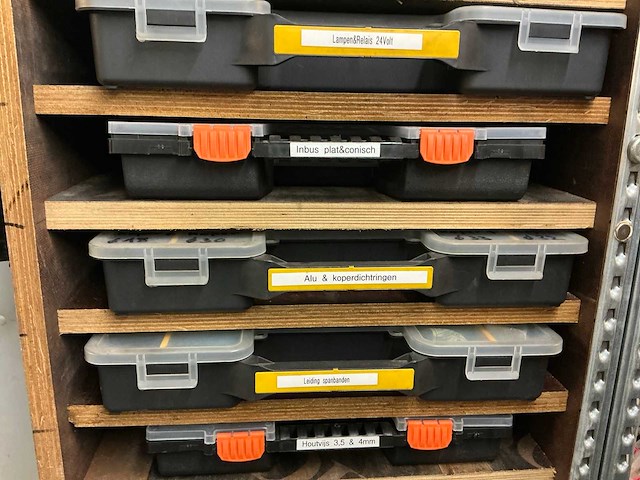 Inhoud container links - afbeelding 30 van  38