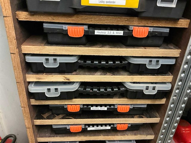 Inhoud container links - afbeelding 31 van  38