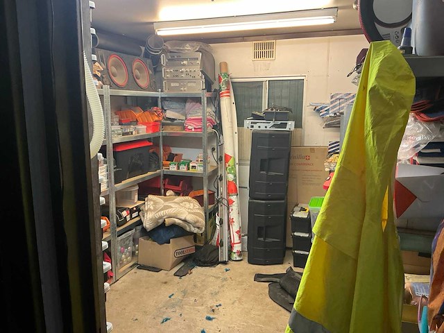 Inhoud container rechts - afbeelding 1 van  32