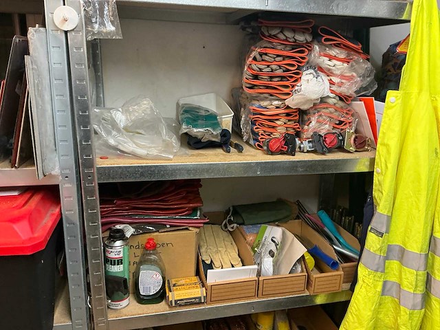 Inhoud container rechts - afbeelding 26 van  32