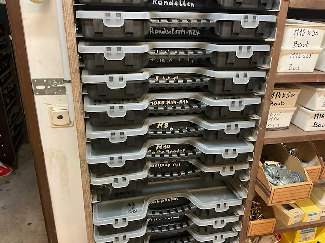 Inhoud container rechts - afbeelding 23 van  32