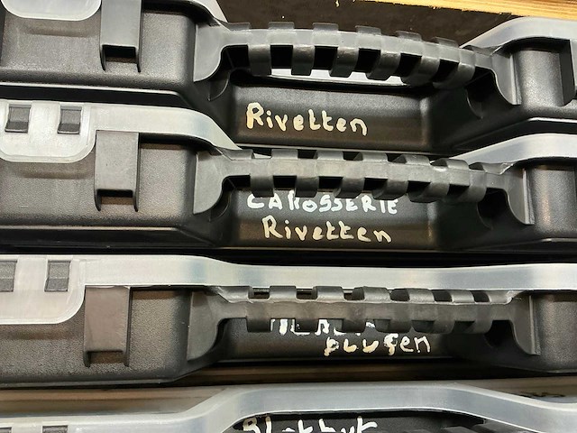 Inhoud container rechts - afbeelding 28 van  32