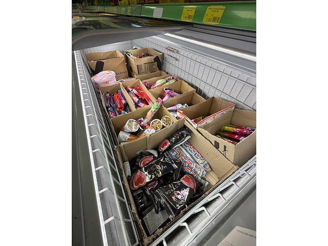 Inhoud diepvries: partij ijs en diepvriesdesserts - afbeelding 3 van  8