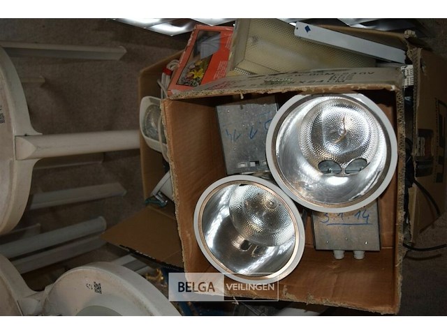 Inhoud doos div lam monturen - afbeelding 1 van  5