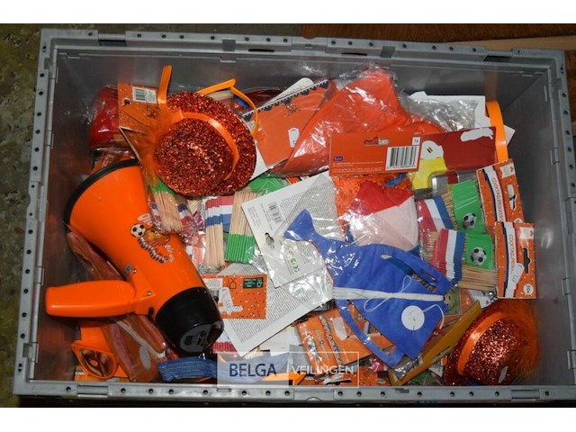 Inhoud doos partij div artikelen support voetbal holland - afbeelding 1 van  3