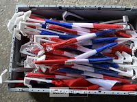 Inhoud doos partij vlaggen op stok - afbeelding 2 van  2