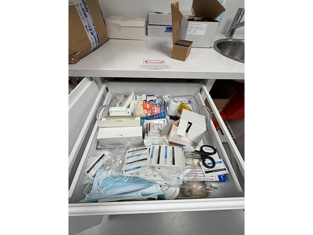 Inhoud ehbo kamer - afbeelding 2 van  17