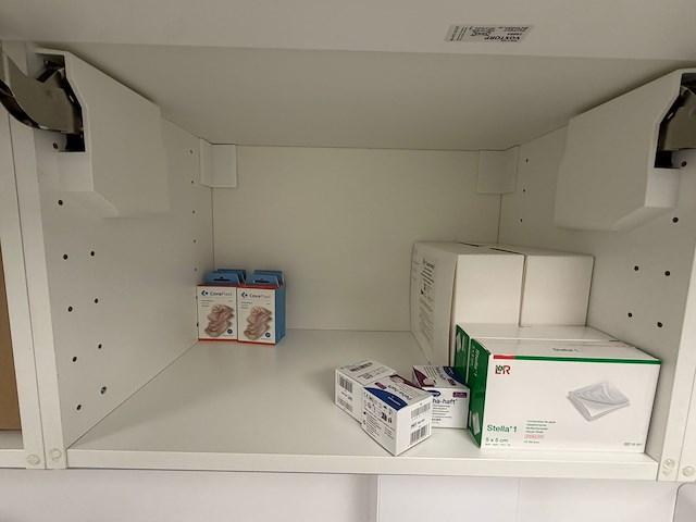 Inhoud ehbo kamer - afbeelding 14 van  17