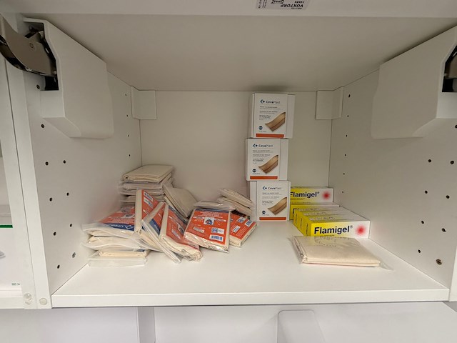 Inhoud ehbo kamer - afbeelding 15 van  17