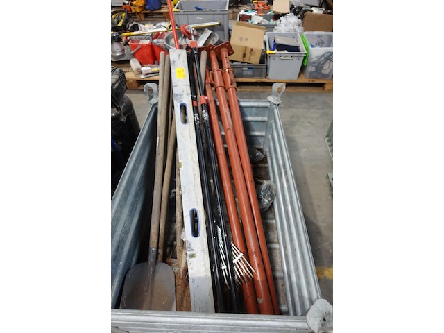 Inhoud galva container 22 stuks waaronder schoppen, standsoenen, … (excl. galva container) - afbeelding 1 van  4