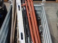 Inhoud galva container 22 stuks waaronder schoppen, standsoenen, … (excl. galva container) - afbeelding 1 van  4