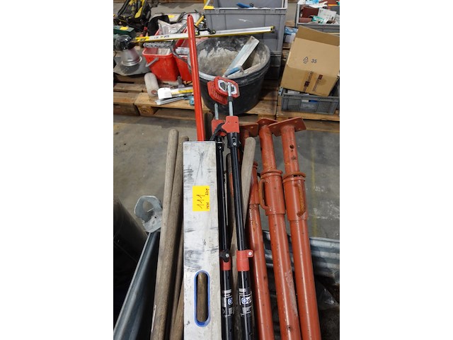 Inhoud galva container 22 stuks waaronder schoppen, standsoenen, … (excl. galva container) - afbeelding 2 van  4