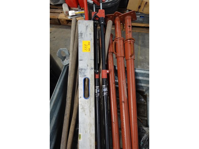 Inhoud galva container 22 stuks waaronder schoppen, standsoenen, … (excl. galva container) - afbeelding 3 van  4