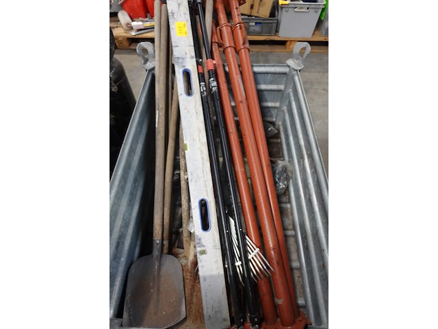 Inhoud galva container 22 stuks waaronder schoppen, standsoenen, … (excl. galva container) - afbeelding 4 van  4
