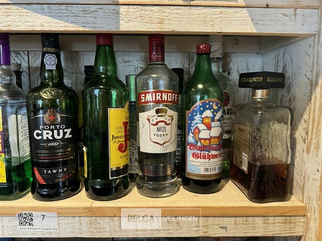 Inhoud kast - div geestrijke dranken - afbeelding 3 van  4