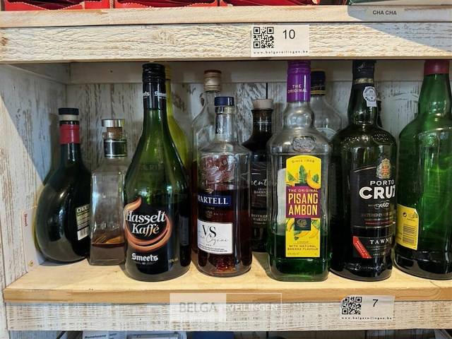 Inhoud kast - div geestrijke dranken - afbeelding 4 van  4