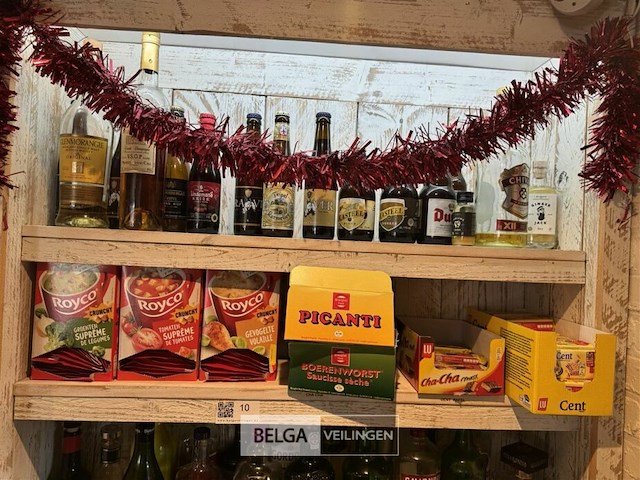 Inhoud kast - div snoep en soepen - afbeelding 1 van  7