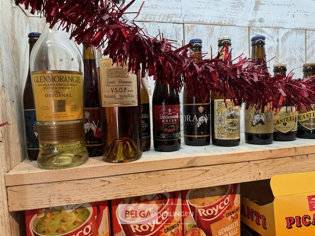 Inhoud kast - div snoep en soepen - afbeelding 7 van  7