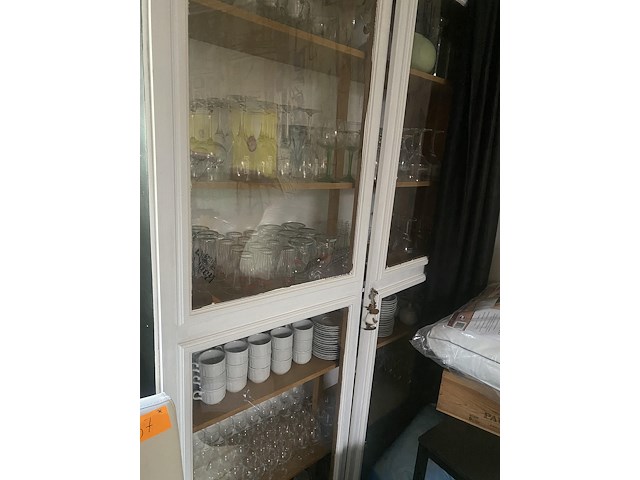Inhoud kast 1 : groot lot glazen, tassen en onderborden - afbeelding 1 van  1