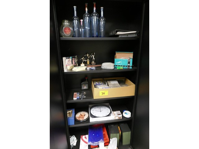 Inhoud kast divers deel 1 - afbeelding 1 van  6