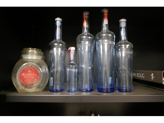 Inhoud kast divers deel 1 - afbeelding 2 van  6