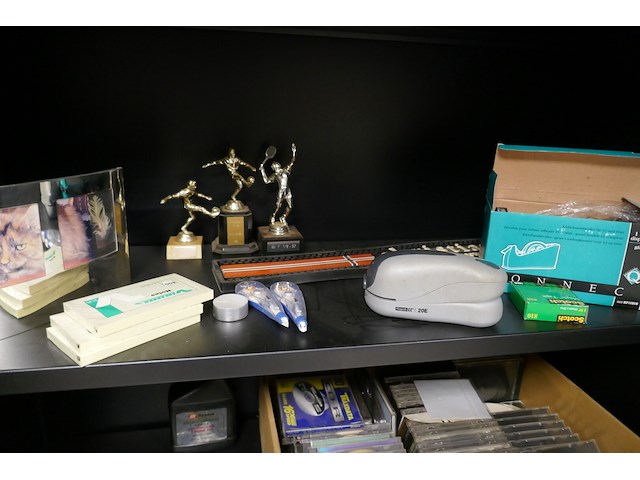 Inhoud kast divers deel 1 - afbeelding 3 van  6