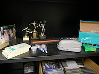 Inhoud kast divers deel 1 - afbeelding 3 van  6