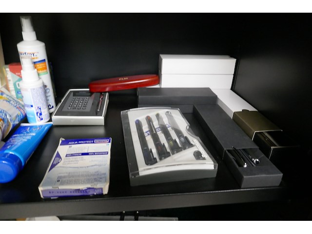 Inhoud kast divers deel 2 - afbeelding 2 van  9