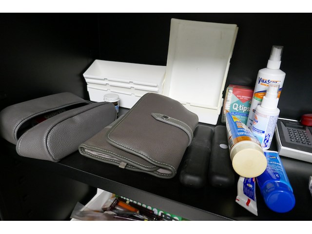 Inhoud kast divers deel 2 - afbeelding 3 van  9