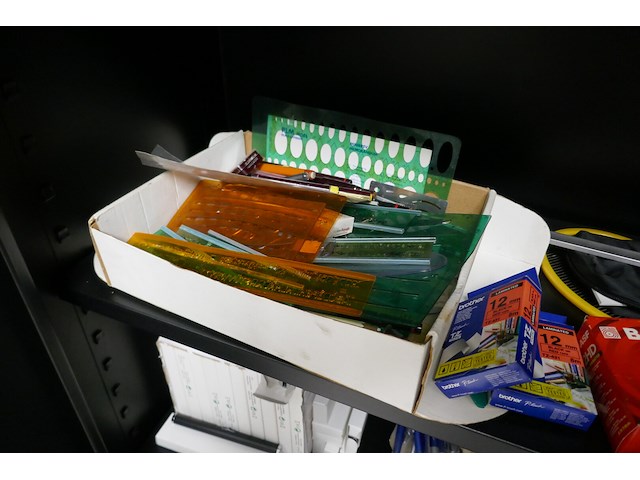 Inhoud kast divers deel 2 - afbeelding 4 van  9