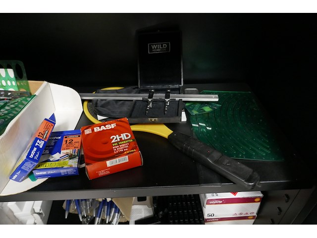 Inhoud kast divers deel 2 - afbeelding 5 van  9