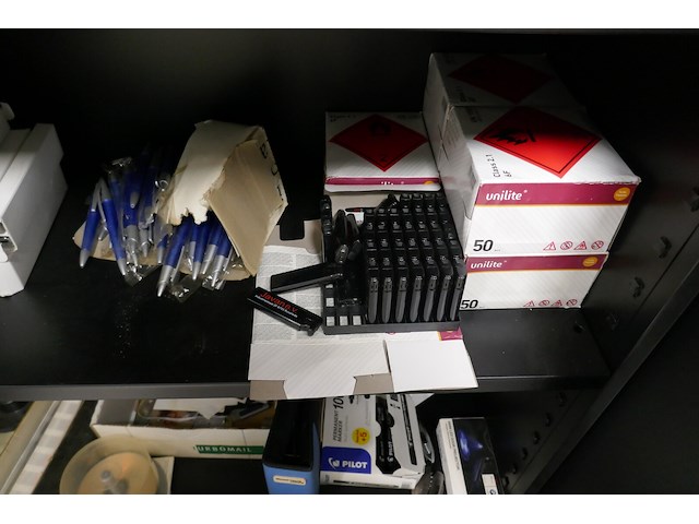 Inhoud kast divers deel 2 - afbeelding 6 van  9