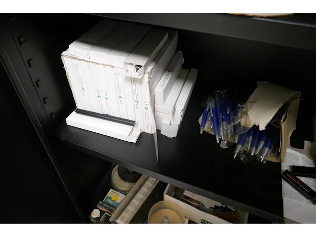 Inhoud kast divers deel 2 - afbeelding 7 van  9