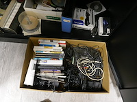 Inhoud kast divers deel 2 - afbeelding 8 van  9