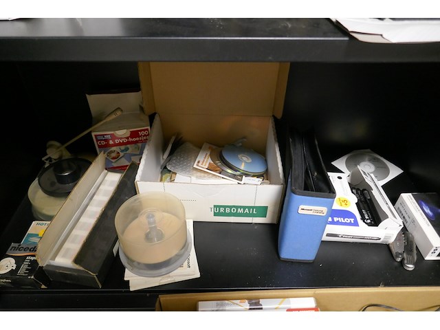 Inhoud kast divers deel 2 - afbeelding 9 van  9