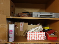 Inhoud kast + metalen bureau - afbeelding 2 van  46