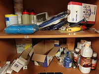 Inhoud kast + metalen bureau - afbeelding 3 van  46